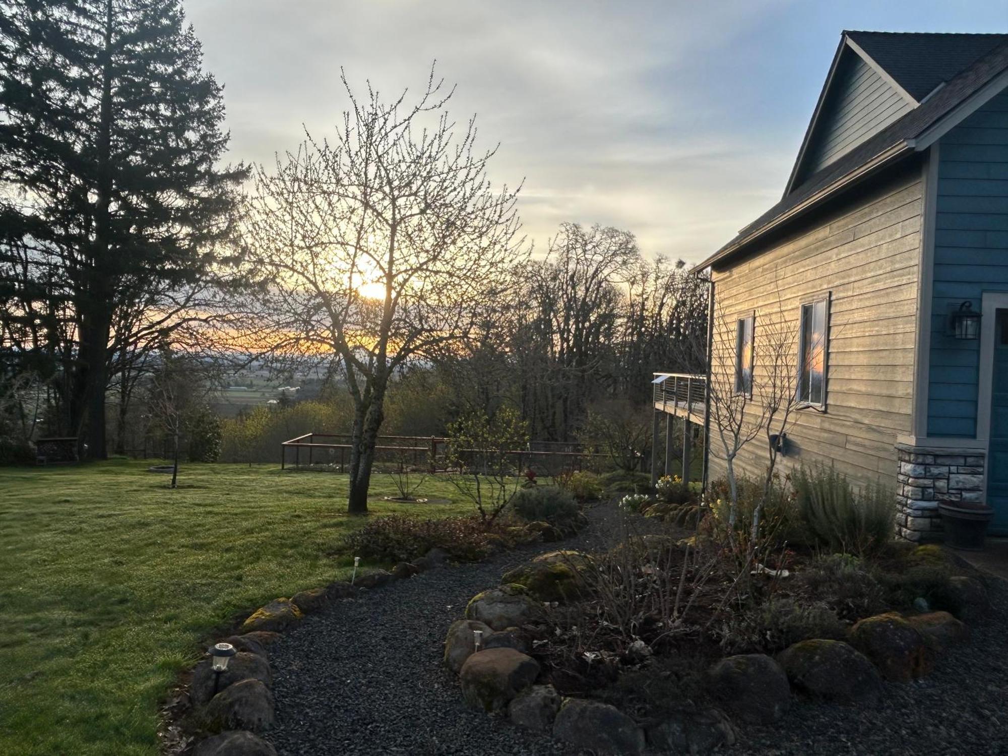 2 Bedroom Suite: Views, Private Entrance, Evchgr Apartment *